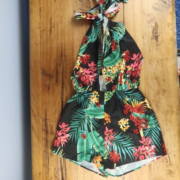SHEIN BLACK WITH TROPICAL HAWAIIAN PRINT HALTER ROMPER SIZE SMALL - Picture 3 of 9